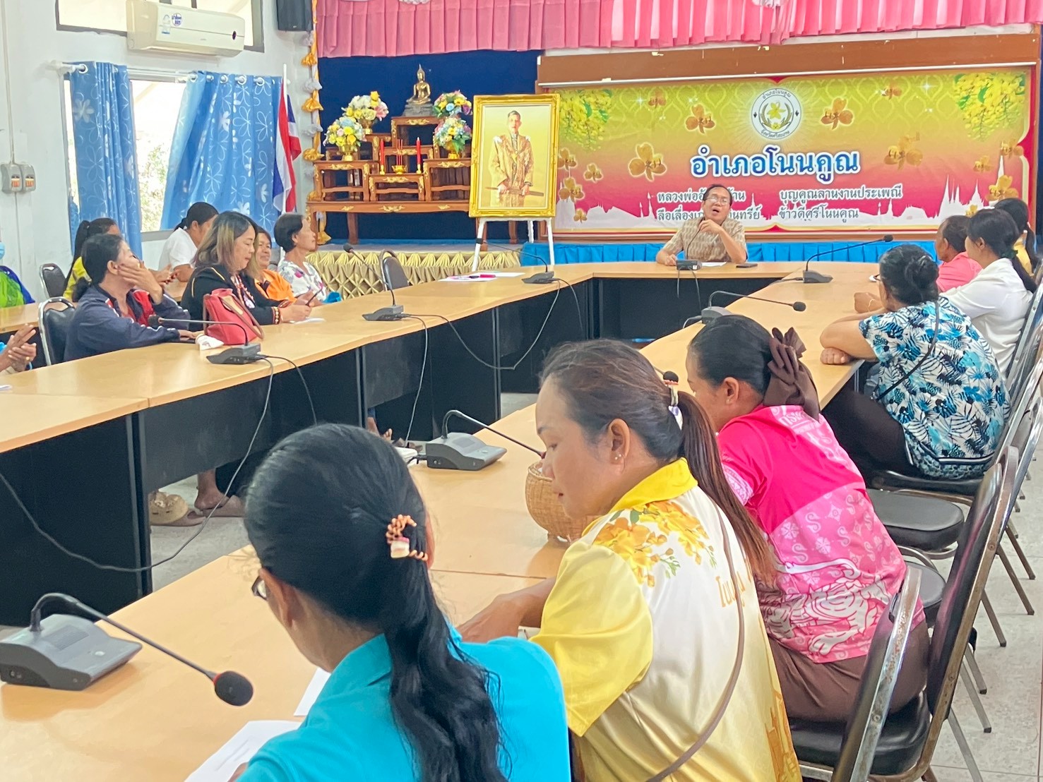 พัฒนาชุมชนอำเภอโนนคูณ ประชุมสมาชิกกองทุนพัฒนาบทบาทสตรีที่ได้รับอนุมัติเงินทุนหมุนเวียนเพื่อประกอบอาชีพ