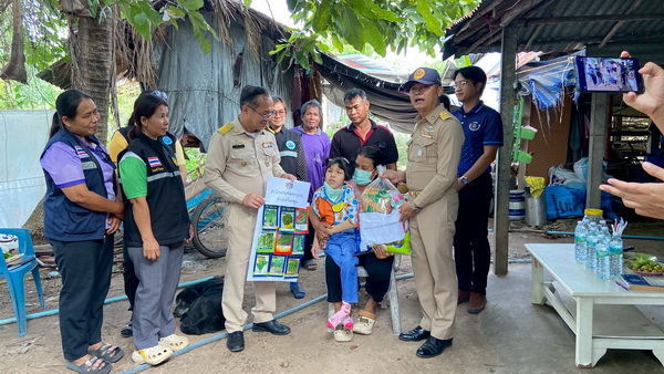 พช. โนนคูณ ร่วมมอบถุงยังชีพ และเมล็ดพันธุ์ผัก ครัวเรือนเปราะบาง