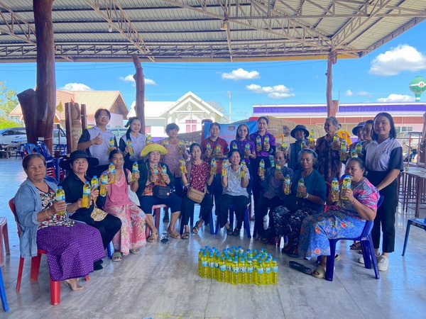 พช.โนนคูณ จัดกิจกรรมสาธิตการทำน้ำยาล้างจาน  และกิจกรรมนันทนาการ