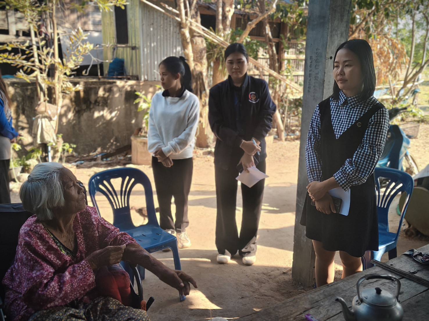 พช.โนนคูณ ลงพื้นที่ประสานกลุ่มเป้าหมาย เพื่อเข้ารับของขวัญปีใหม่ ตามโครงการส่งความสุขปีใหม่ สายใยแห่งรัก จากใจให้ศรีสะเกษ