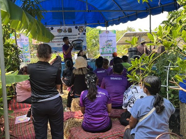 พช. โนนคูณ และผู้นำอาสาพัฒนาชุมชน (ผู้นำ อช.) อำเภอโนนคูณ ร่วมกิจกรรม ขับเคลื่อนภารกิจ ผู้นำ อช. หนุนอาชีพ “เห็ดฟางในตะกร้า” สร้างรายได้จริง