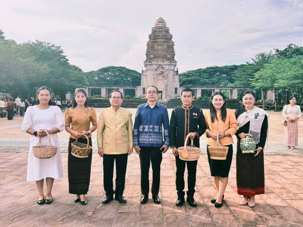 พช. โนนคูณ ร่วมทำบุญตักบาตรในโครงการ "ศรีสะเกษพร้อมใจ นุ่งผ้าไทยใส่บาตร ทำความดีวิถีพอเพียง"