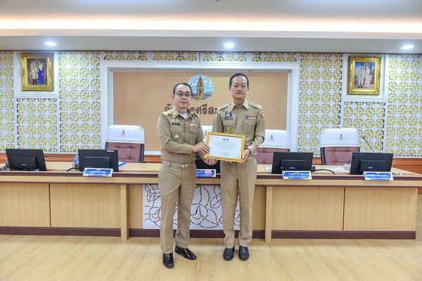 ผู้ว่าฯ ศรีสะเกษ มอบเกียรติบัตรเชิดชูเกียรติผู้ได้รับรางวัลกิจกรรมพัฒนาชุมชนดีเด่น ประจำปี 2569 สร้างขวัญกำลังใจผู้นำและองค์กรต้นแบบพัฒนาชุมชน ในที่ประชุมคณะกรมการจังหวัดศรีสะเกษ และหัวหน้าส่วนราชการจังหวัดศรีสะเกษ ผู้บริหารภาคเอกชน ประจำเดือนกรกฎาคม 2569