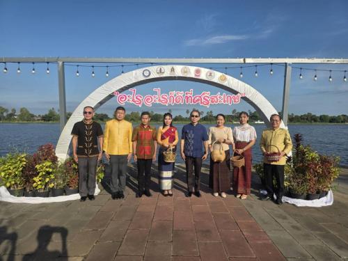 พช. โนนคูณ ร่วมกิจกรรม “ศรีสะเกษพร้อมใจ นุ่งผ้าไทยใส่บาตร ทำความดีวิถีพอเพียง”